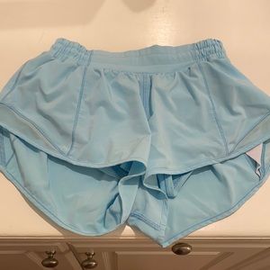 lululemon hotty hot 2.5” shorts